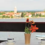 In With Sea View, Terrace, Air Conditioning, Wi-fi Apartman